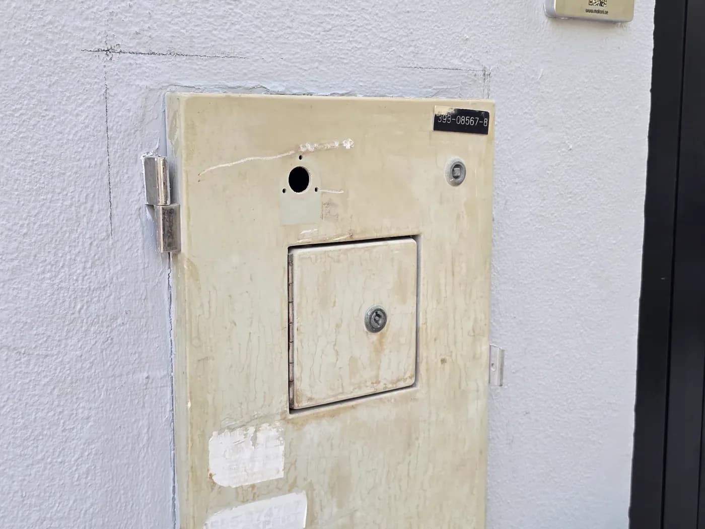 The old, cracked DEWA meter cabinet door before a cover was fitted